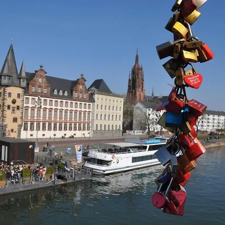 Frankfurt Bed & Breakfast 2*